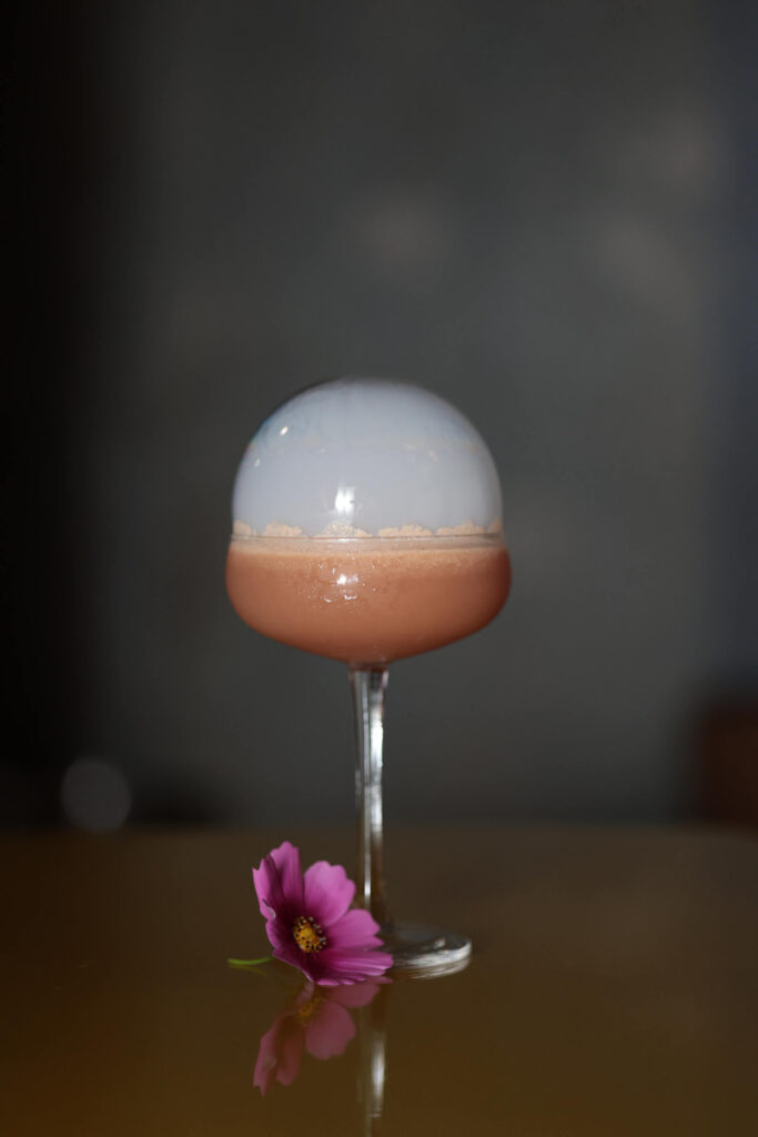 Cocktail mit weißer Schokolade, Pfirsich, Minze, Karamell, Ginger Beer und Vodka – choco-vollmundig mit fruchtigen und würzigen Noten.