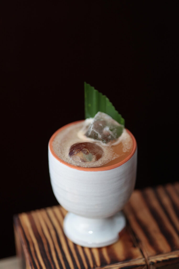 Cocktail „Mars“ – süß-würziger Drink mit leichter Schärfe, inspiriert vom roten Planeten.